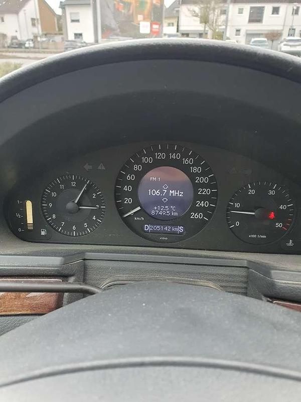 Używany Mercedes E280 Classic 190 KM (139 kW) 2006 Czarny Kombi