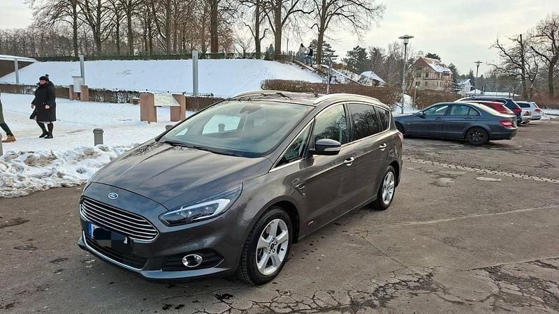 Grau Gebraucht 2017 Ford S-MAX Titanium Van / Kleinbus | 11.500 € (Guter Preis) - Bild 1/4