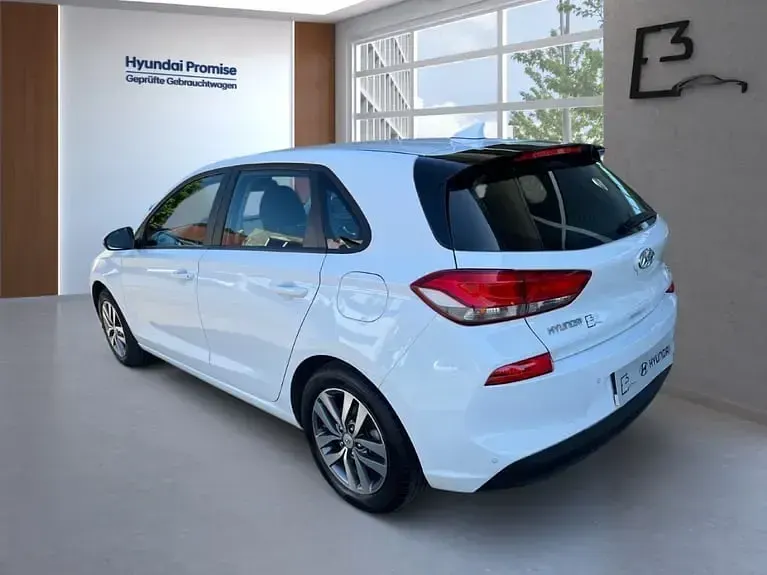 Używany Hyundai i30 Select 99 KM (72 kW) 2019 Biały Sedan/Limuzyna