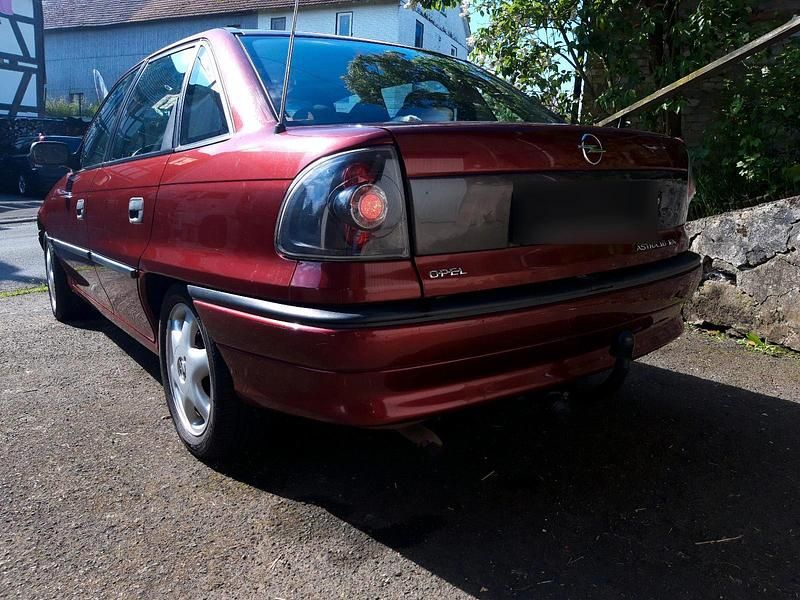 Gebraucht Opel Astra 101 PS (74 kW) 1997 Rot Limousine