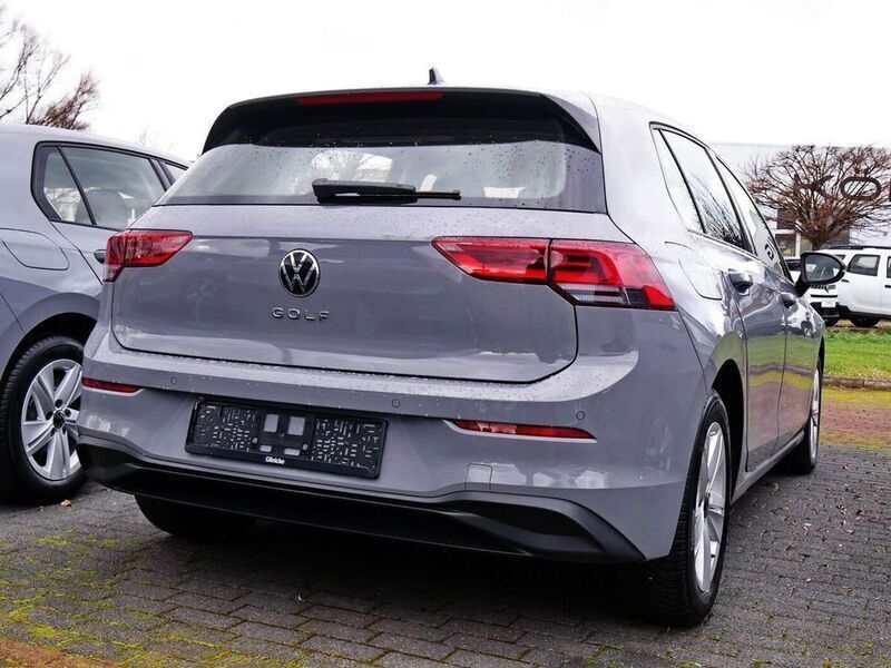 Gebraucht VW Golf VIII Life 131 PS (96 kW) 2023 Grau Limousine