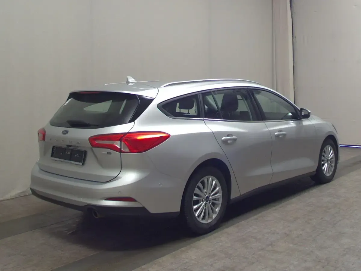 Begagnad Ford Focus Titanium 125 HK (91 kW) 2021 Silver Kombi