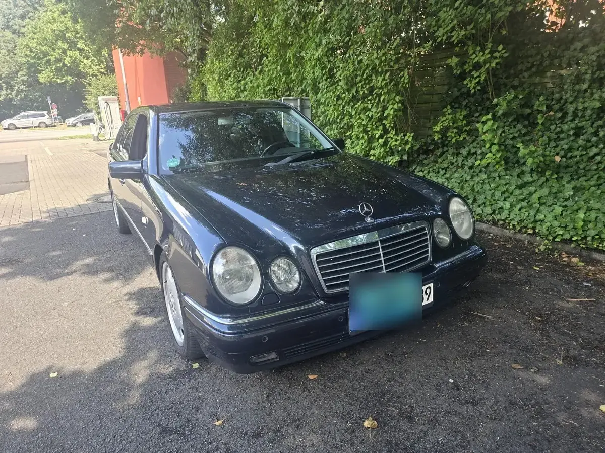 Gebraucht Mercedes E280 204 PS (150 kW) 1999 Andere farben Limousine
