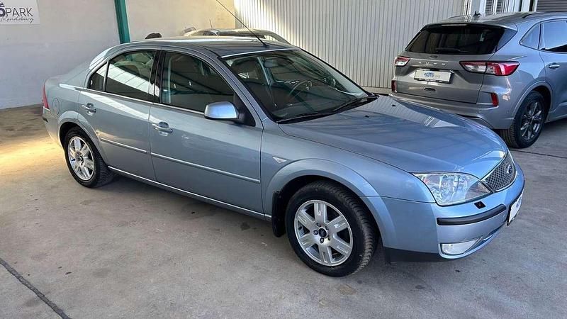 Usado Ford Mondeo Ghia 131 CV (96 kW) 2004 Azul Berlina