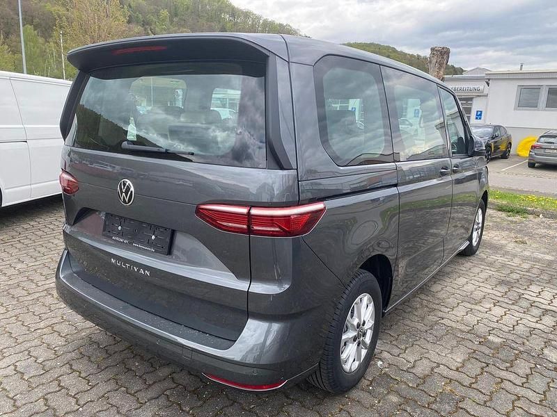 Gebraucht VW Multivan 136 PS (100 kW) 2024 Indiumgrau metallic Van