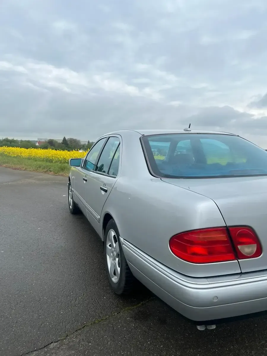 Gebraucht Mercedes E320 224 PS (164 kW) 1999 Silber Limousine