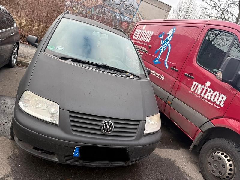 Second-hand VW Sharan 110 CP (80 kW) 2003 Negru Monovolum