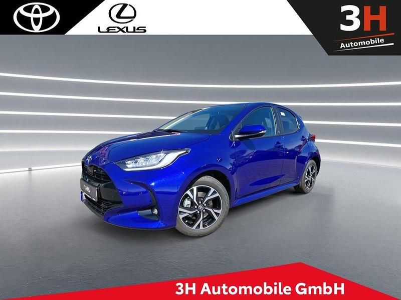 Blau Neu 2025 Toyota Yaris Hybrid Limousine | 28.490 € (Etwas zu teuer) - Bild 1/4