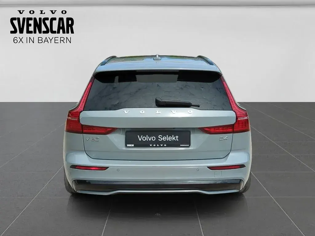 Używany Volvo V60 Plus 197 KM (144 kW) 2025 Szary Kombi