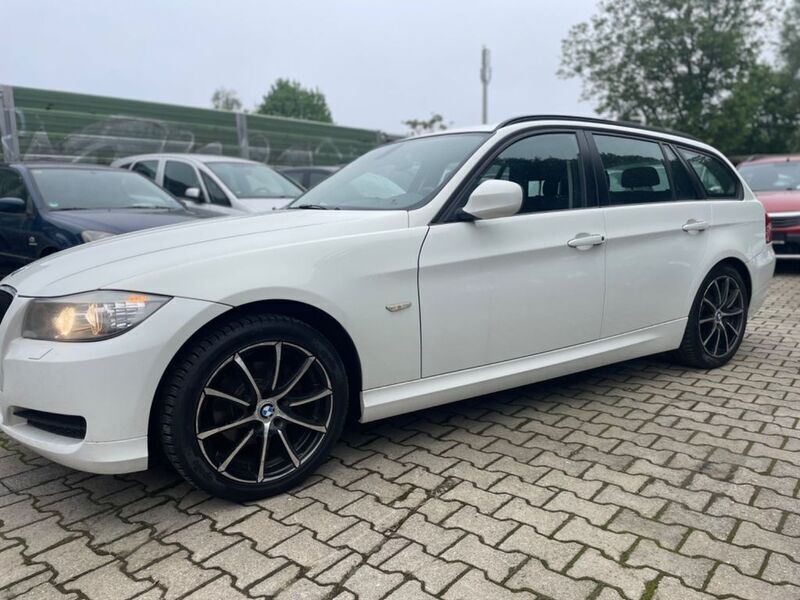 Weiß Gebraucht 2012 BMW 316 Comfort Edition Kombi | 5.290 € (Guter Preis) - Bild 1/4