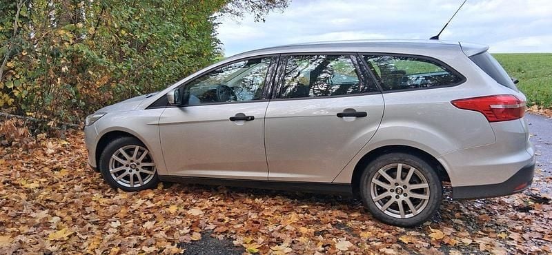 Silber Gebraucht 2016 Ford Focus Ambiente Kombi | 4.600 € (Superpreis) - Bild 1/4