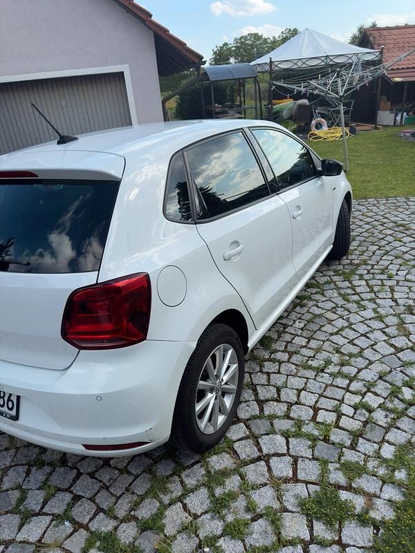 Gebraucht VW Polo LOUNGE 90 PS (66 kW) 2015 Weiß Kleinwagen