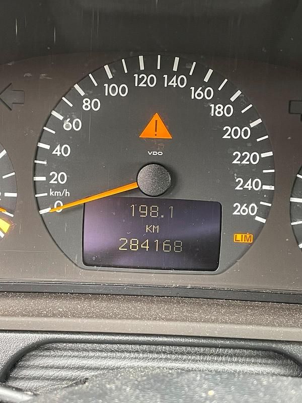 Silber Gebraucht 2002 Mercedes E240 Limousine | 3.350 € (Fairer Preis) - Bild 1/4