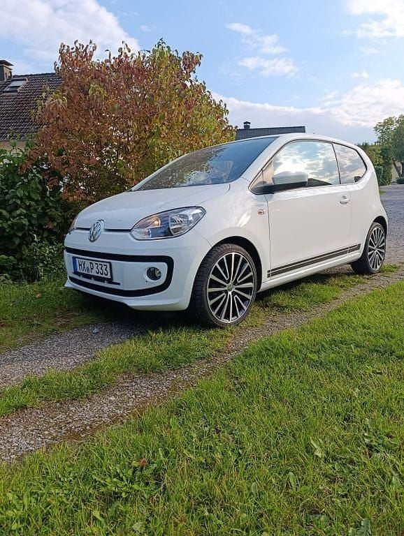 Weiß Gebraucht 2016 VW up! CLUB Kleinwagen | 6.650 € (Guter Preis) - Bild 1/4