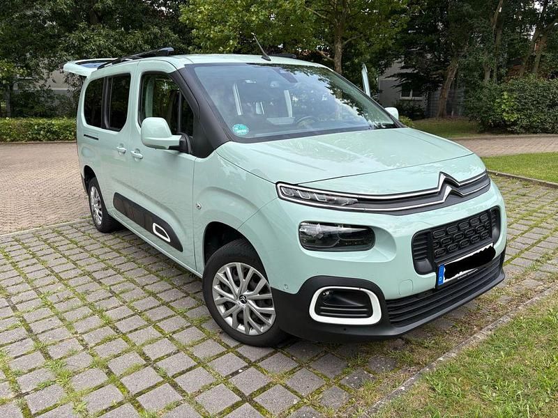 Grün Gebraucht 2020 Citroën Berlingo Shine Van / Kleinbus | 22.900 € (Etwas zu teuer) - Bild 1/4