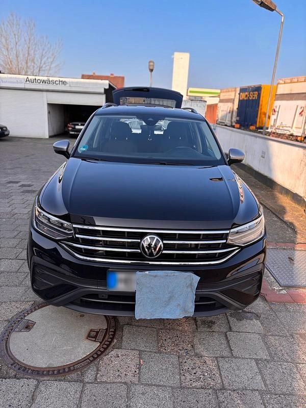 Gebraucht VW Tiguan Allspace 150 PS (110 kW) 2023 Schwarz SUV