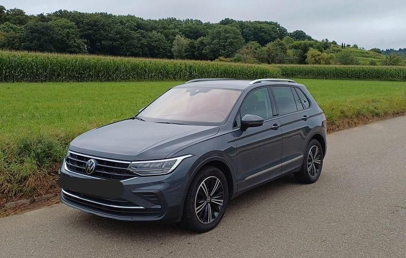 Grau Gebraucht 2022 VW Tiguan Active SUV | 26.900 € (Fairer Preis) - Bild 1/4
