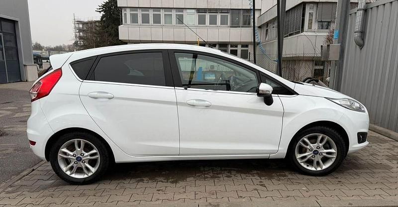 Gebraucht Ford Fiesta Titanium 95 PS (69 kW) 2015 Weiß Limousine