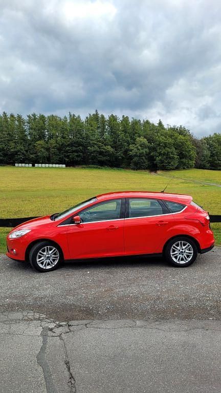 Rot Gebraucht 2012 Ford Focus Titanium Limousine | 3.900 € - Bild 1/4