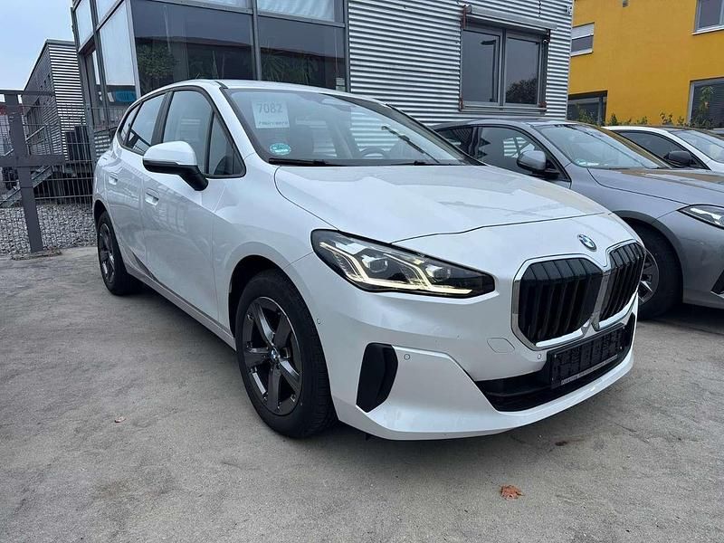 Mineralweiß metallic Gebraucht 2024 BMW 218 Active Tourer Van / Kleinbus | 25.800 € (Superpreis) - Bild 1/4