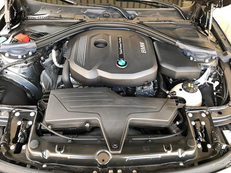 Gebraucht BMW 318 Sport Line 136 PS (100 kW) 2017 Grau Limousine