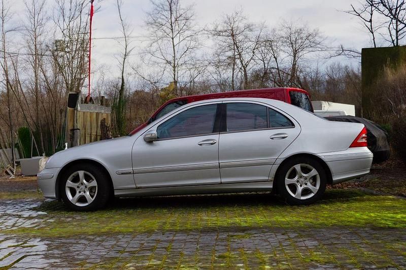Silber Gebraucht 2003 Mercedes C200 Avantgarde Limousine | 2.600 € (Fairer Preis) - Bild 1/4