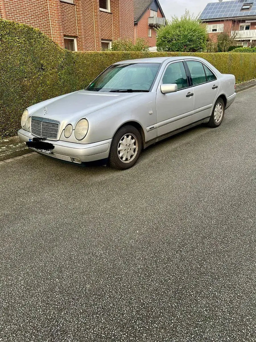 Gebraucht Mercedes E200 Classic 136 PS (100 kW) 1998 Silber Limousine