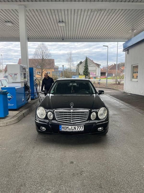 Schwarz Gebraucht 2007 Mercedes E220 Limousine | 3.300 € (Fairer Preis) - Bild 1/4