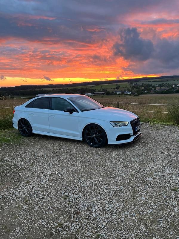 Weiß Gebraucht 2014 Audi S3 Limousine | 25.000 € (Teuer) - Bild 1/4