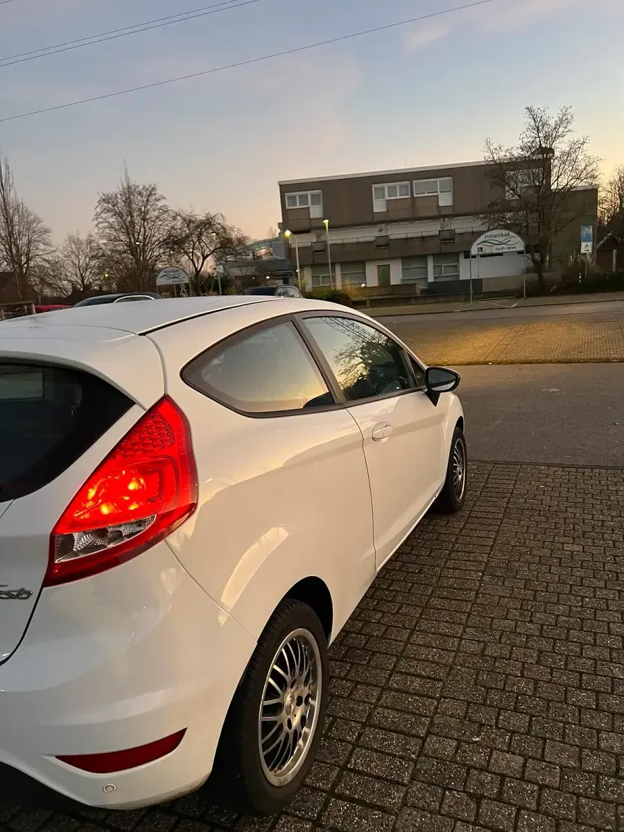 Gebraucht Ford Fiesta Trend 60 PS (44 kW) 2011 Weiß Coupé