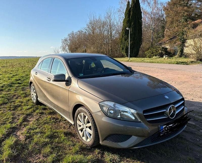 Gebraucht Mercedes A180 122 PS (89 kW) 2012 Braun Limousine