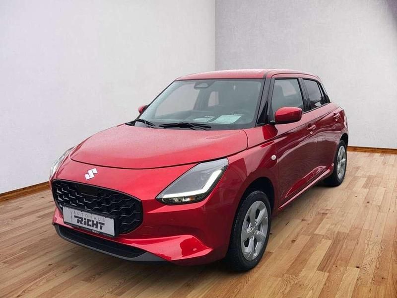 Burning red pearl metallic Neu 2025 Suzuki Swift Comfort Kleinwagen | 23.700 € - Bild 1/4