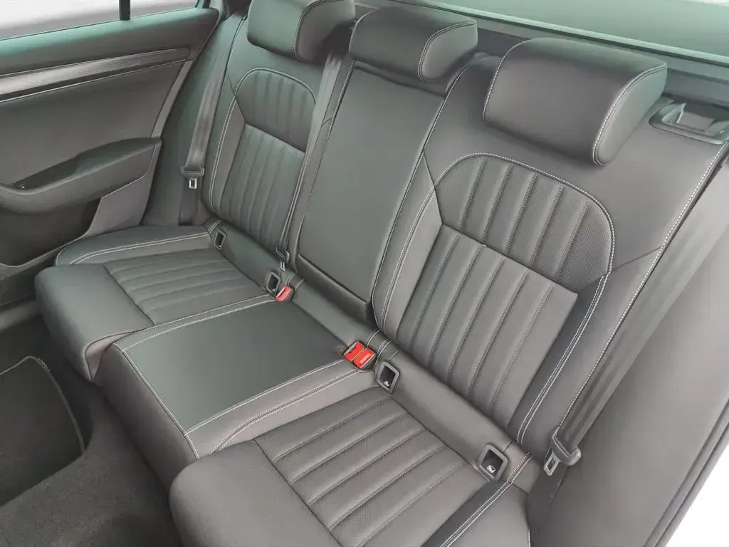 Gebraucht Skoda Superb Premium Edition 150 PS (110 kW) 2023 Moonweiss metallic Kombi