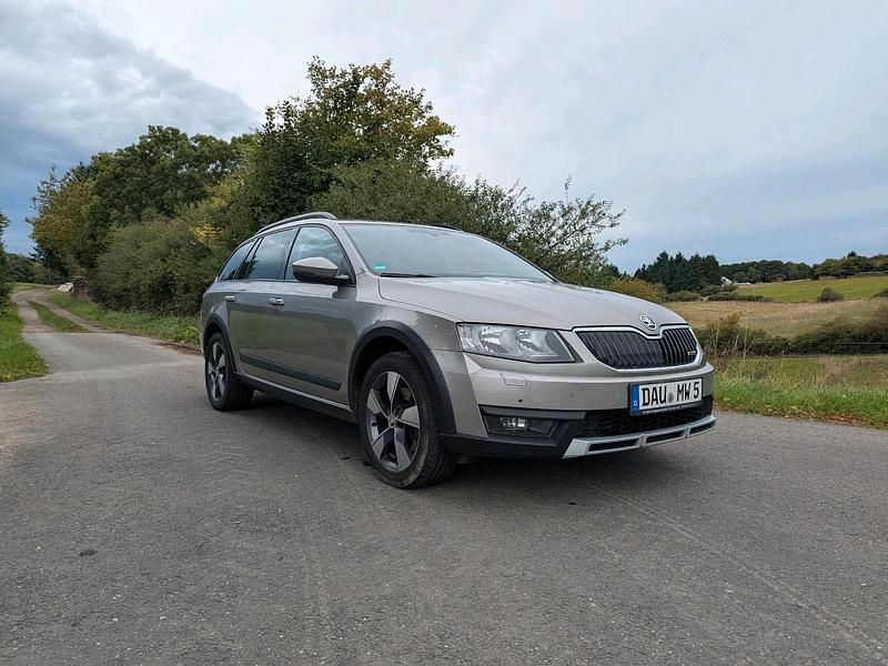 Grau Gebraucht 2014 Skoda Octavia Scout Scout 4x4 Kombi | 9.900 € - Bild 1/4