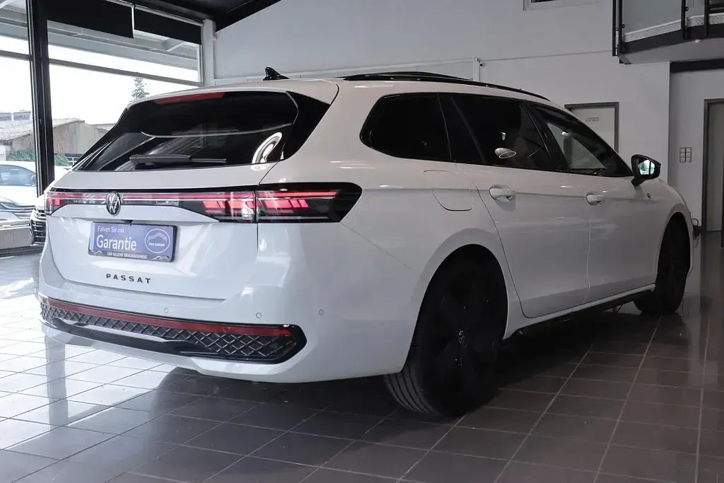 Gebraucht VW Passat R-line 150 PS (110 kW) 2024 Oryxweiß perlmutteffekt Kombi
