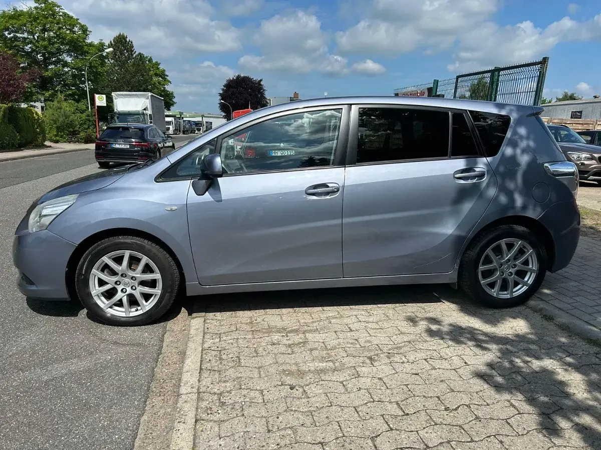 Gebraucht Toyota Verso Travel 126 PS (92 kW) 2012 Blau Van / Kleinbus