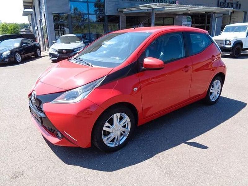 Rot Gebraucht 2015 Toyota Aygo X-play Kleinwagen | 6.999 € (Teuer) - Bild 1/4