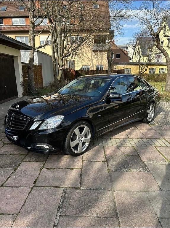 Gebraucht Mercedes E220 Avantgarde 170 PS (125 kW) 2010 Schwarz Limousine