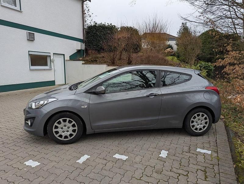 Gebraucht Hyundai i30 Classic 99 PS (72 kW) 2013 Grau Limousine