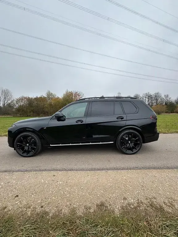 Neu BMW X7 M Sport 352 PS (258 kW) 2025 Schwarz SUV