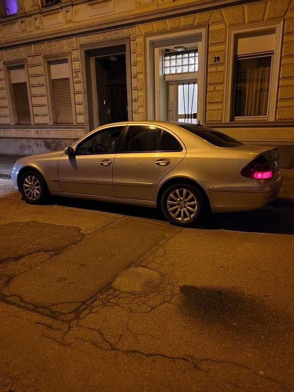 Gebraucht Mercedes E220 Elegance 150 PS (110 kW) 2002 Silber Limousine