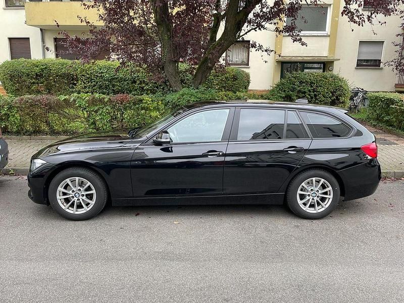 Schwarz Gebraucht 2016 BMW 320 Advantage Kombi | 12.950 € (Guter Preis) - Bild 1/4