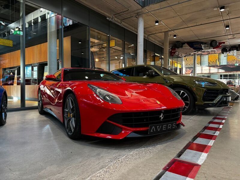 Rot Gebraucht 2014 Ferrari F12 Coupé | 335.000 € - Bild 1/4
