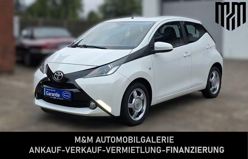 Weiß Gebraucht 2015 Toyota Aygo X-play Kleinwagen | 5.850 € (Fairer Preis) - Bild 1/4