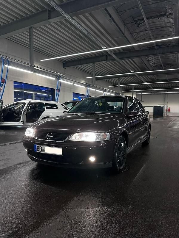 Rot Gebraucht 2000 Opel Vectra Edition Limousine | 900 € (Superpreis) - Bild 1/4