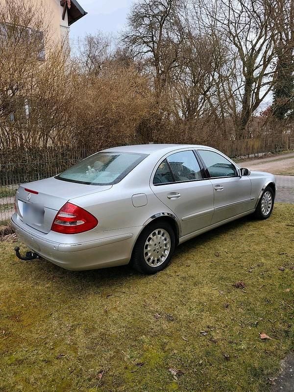Second-hand Mercedes E240 177 CP (130 kW) 2003 Argintiu Berlinǎ