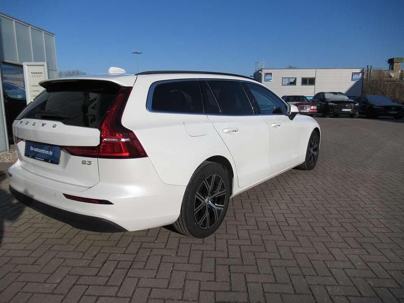 Gebraucht Volvo V60 Core 163 PS (119 kW) 2024 Crystal white pearl Kombi