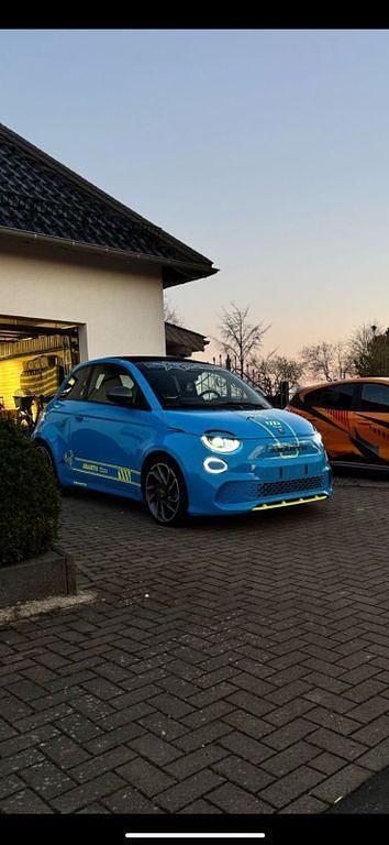 Blau Gebraucht 2023 Abarth 500e Scorpionissima Kleinwagen | 28.200 € (Teuer) - Bild 1/4