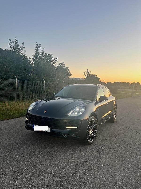 Grau Gebraucht 2017 Porsche Macan Turbo SUV | 38.500 € (Fairer Preis) - Bild 1/4