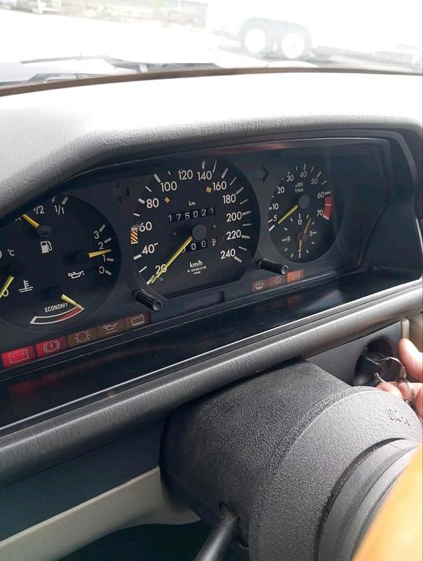 Gebraucht Mercedes E260 160 PS (117 kW) 1987 Blau Limousine